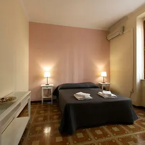 https://domus-candia.it-romehotels.com